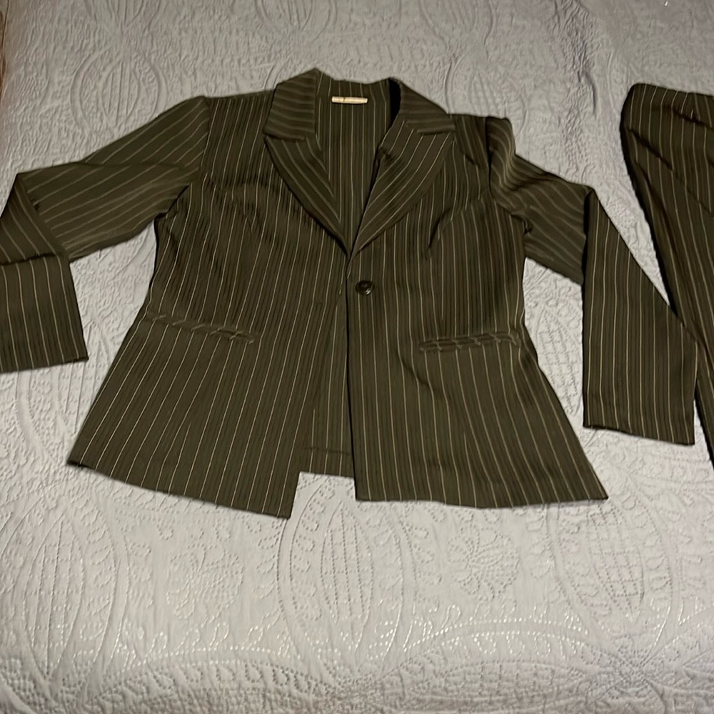 Pant suit light and easy to clean. Perfect look for work